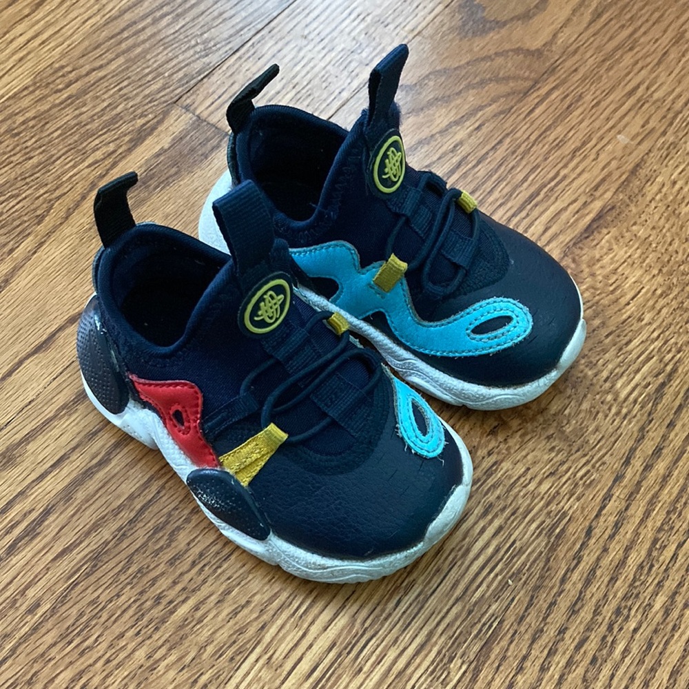 Nike Huarache 5C sneakers. Navy blue with light blue, yellow and red details.box